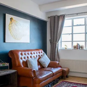 Beautifully Decorated Contemporary 2 Bedroom Flat Londres